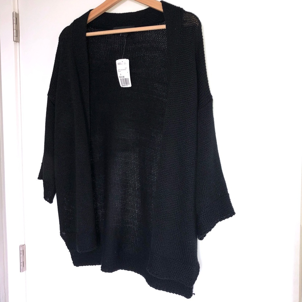 Half sleeve cardigan w/ light hi-lo cut on sides